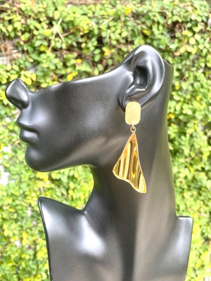 Wavy Triangle Earrings - Short